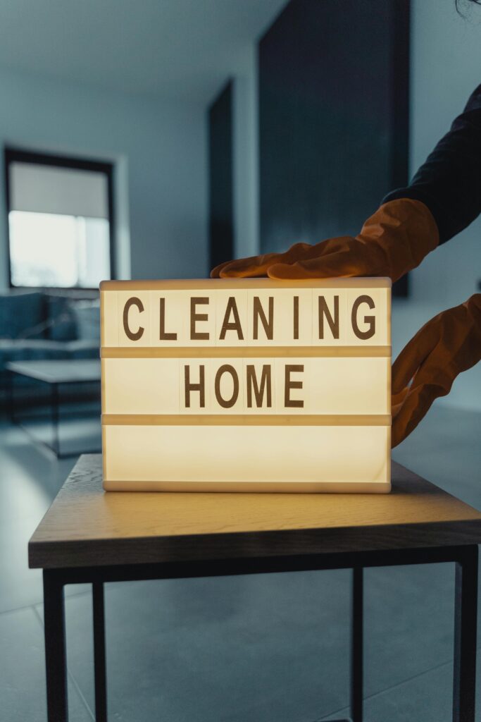 Lamp sign indicating a cleaning service for homes.